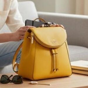 Kate Spade New York Leila Medium Flap
Backpack yellow sunflower 🌻